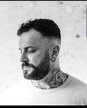 Fades Ahern Mid skin fade Bread shape and cut throut line out