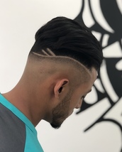 Fîñe łiñē Adding detail to client hair is becoming more and more accepted and people are starti